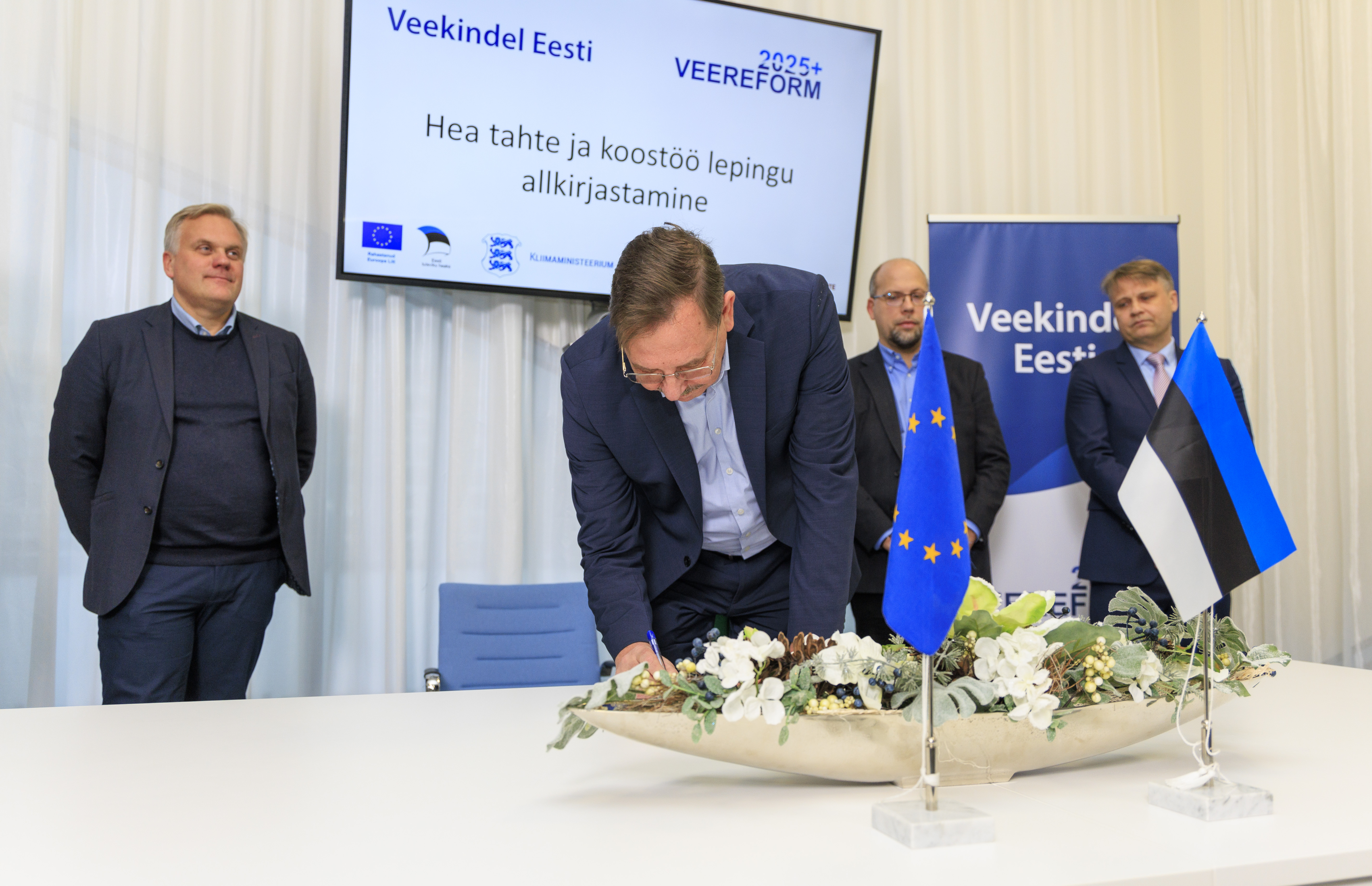 ELVLi juhatuse liige Taavi Aas alla kirjutamas Veereformi Hea Tahte ja Koostöö Lepingule