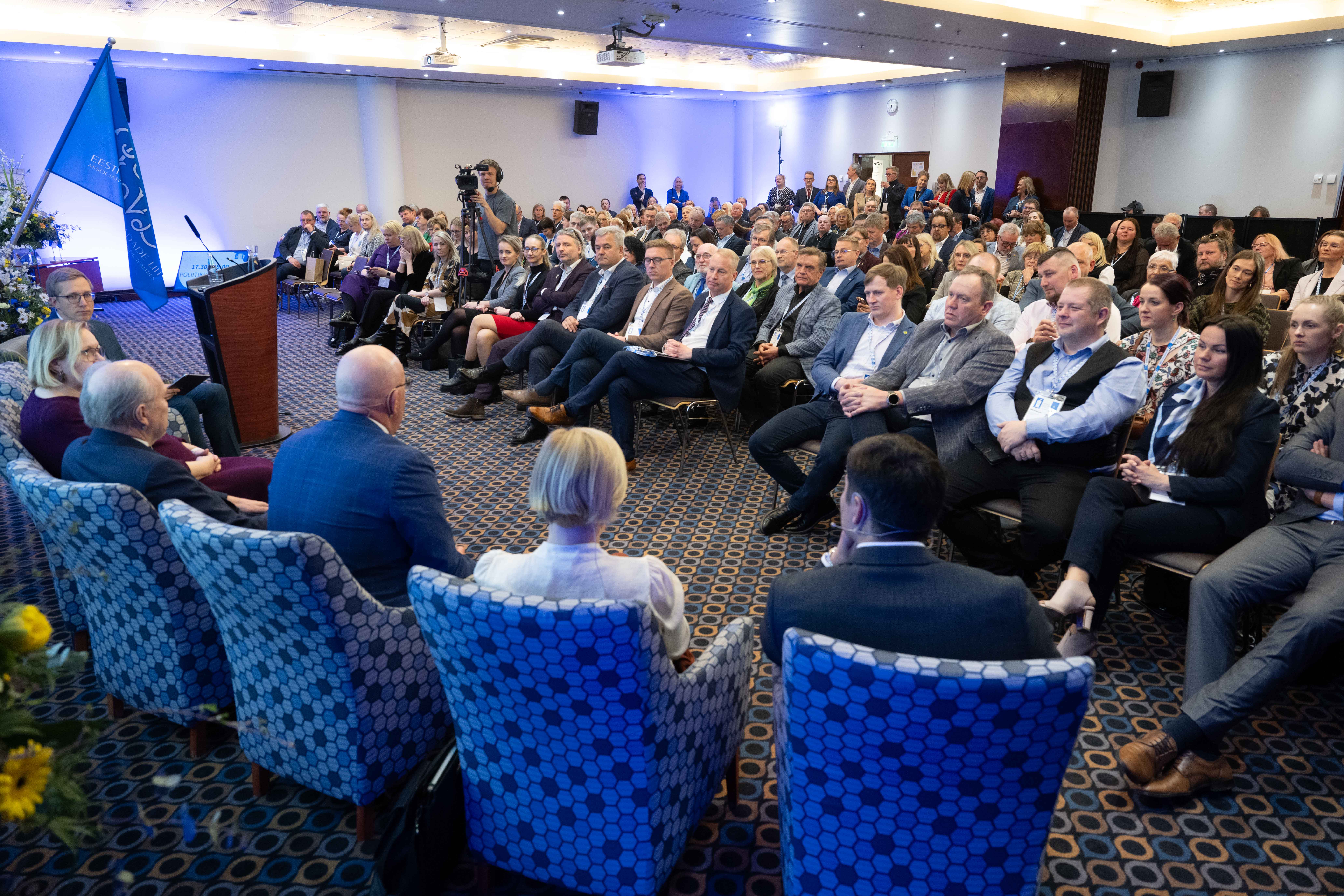 Poliitikute debatt linnade ja valdade päevadel. Inimesed saalis kuulamas